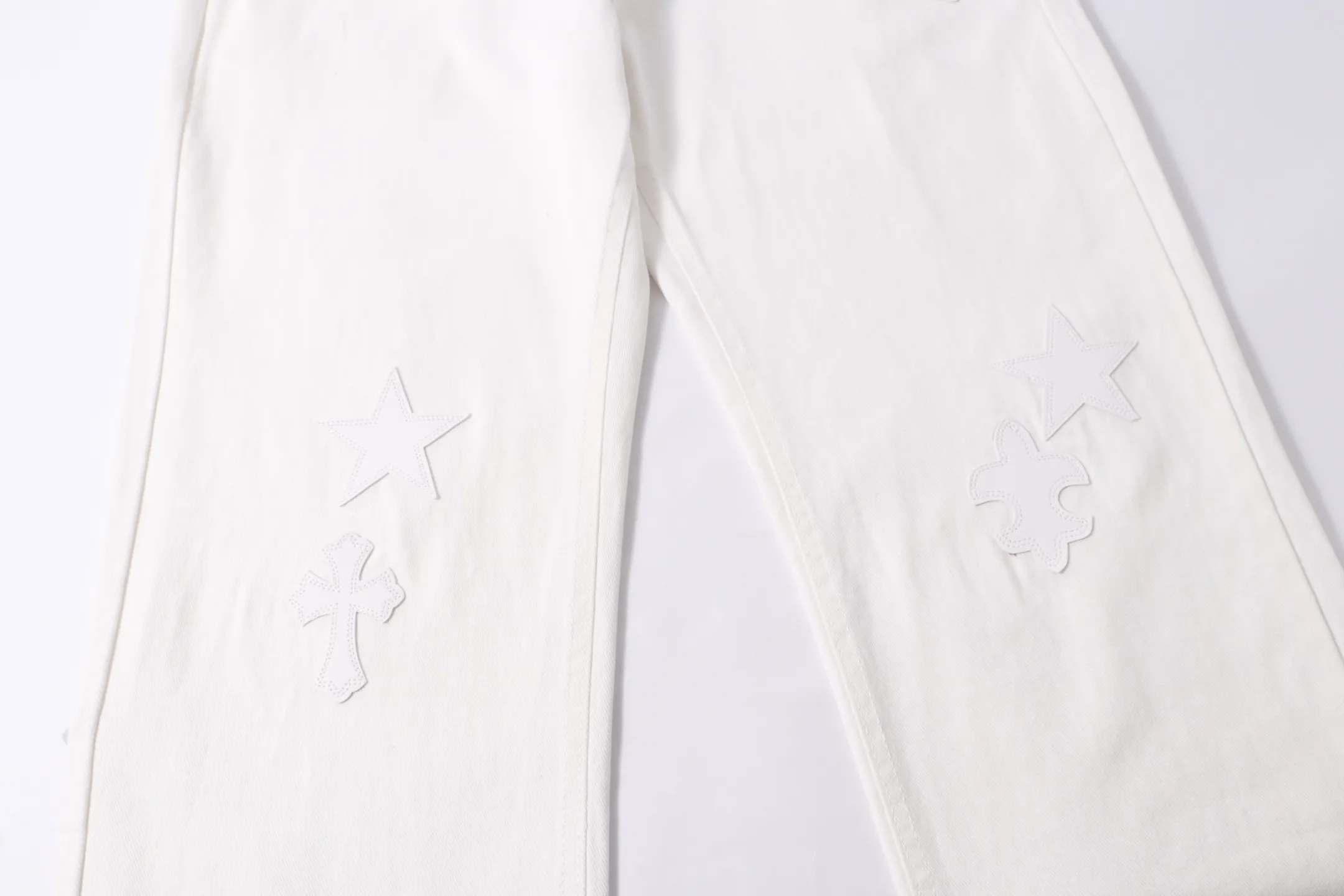 P290 Style No.: H919 Chrome Hearts & Chrome Hearts White Pants Pentagram ⭐️ Jeans for men and women (original). Styles with different washes and textures, very friendly to people with thin legs and thick legs. The slightly flared version is very flattering to the leg shape. Moderate length that never goes out of style, easy to match with casual, basic styling for various styles, a must-have in the wardrobe! The fabric is stiff but also makes the upper body soft without losing texture. The washing process is even more perfect. It is a must-have item for everyone! ! ! Washed wheat, tag, pants label, three labels complete Color: white Size: 28-30-32-34